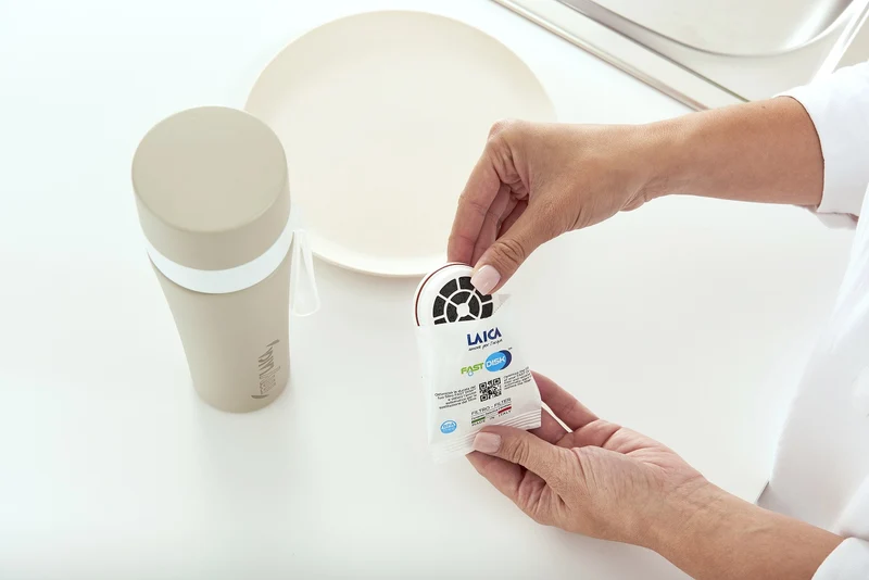 Bouteille d'eau en acier Laica avec filtre à eau - filtrez pendant que vous buvez - beige, rouge ou vert
