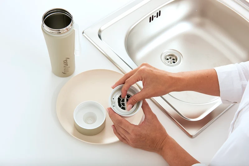Bouteille d'eau en acier Laica avec filtre à eau - filtrez pendant que vous buvez - beige, rouge ou vert