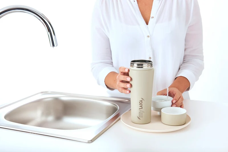 Bouteille d'eau en acier Laica avec filtre à eau - filtrez pendant que vous buvez - beige, rouge ou vert