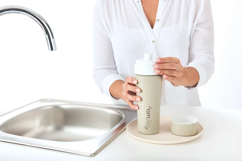 Bouteille d'eau en acier Laica avec filtre à eau - filtrez pendant que vous buvez - beige, rouge ou vert