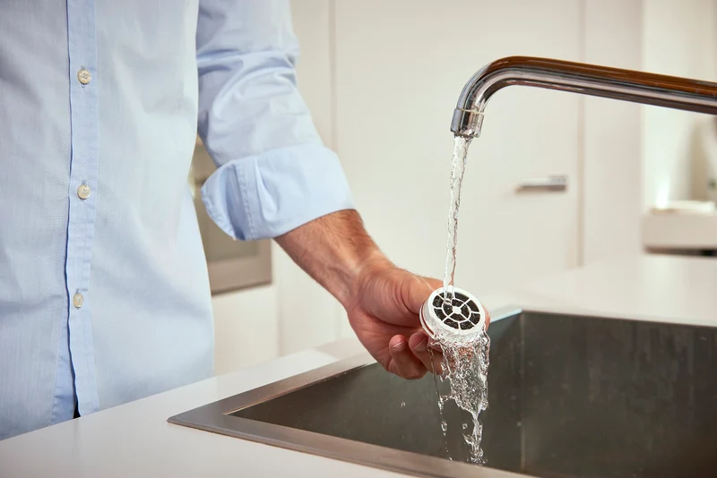 Bouteille d'eau en verre Laica flow'n go GlaSSmart avec filtre à eau à disque rapide 3 x - filtrez pendant que vous versez