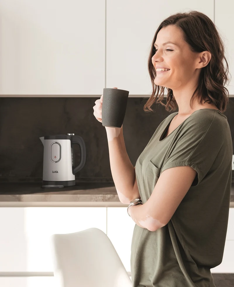 Bouilloire 2 en 1 Laica Dual Flo et robinet d'eau chaude 1 tasse - bouilloire durable et économe en énergie 1,5 litre - avec distributeur d'eau chaude « une tasse » - blanc
