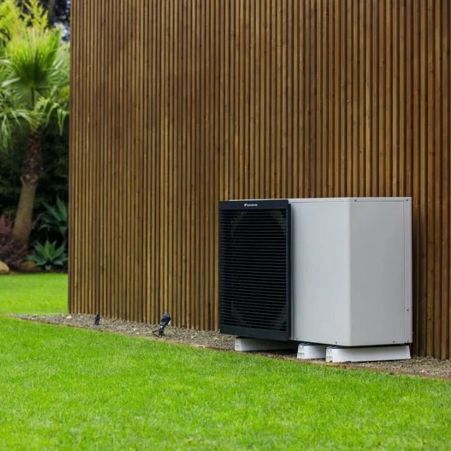 Pompe à chaleur air-eau Daikin Altherma 3 M Taille 14 - Réversible 60 °C Triphasé avec résistance 3 kW